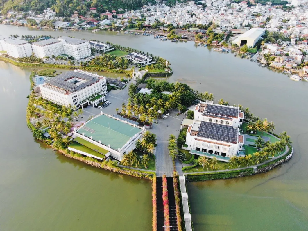 923 15kw Home Used Solar Power System 15kw on Grid Solar Home System Roof Installing